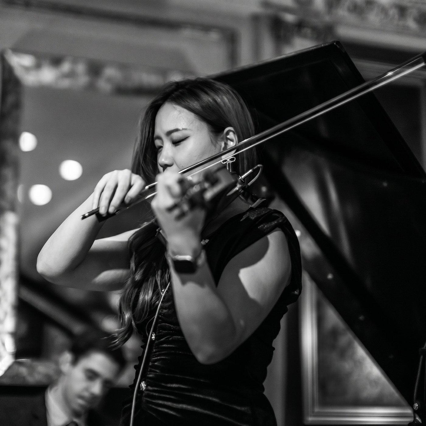 Seoyeon Im playing violin
