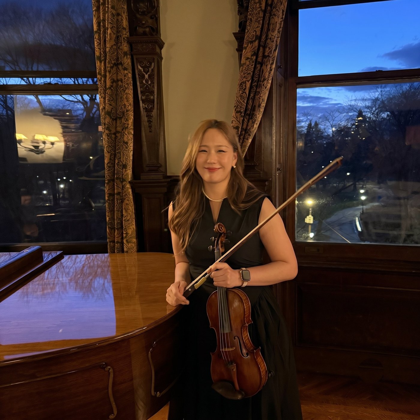Seoyeon Im with her violin at a private event